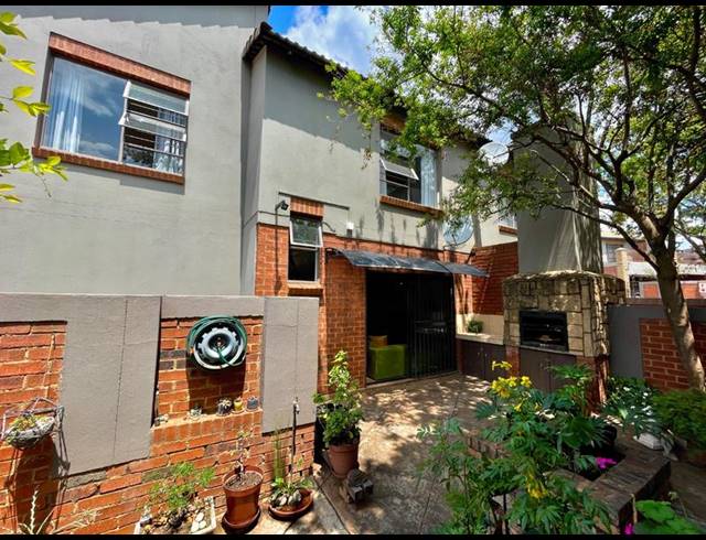 3 BEDROOM TOWNHOUSE FOR SALE IN SUGAR BUSH ESTATE